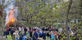 Osterfeuer in Flandersbach im Schein der Abendsonne