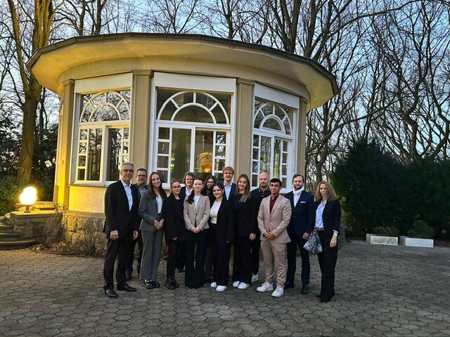 Das Foto zeigt von links: Udo Zimmermann (Vorstandsvorsitzender), Matthias Stephany (Personalratsvorsitzender), Emely Lichan, Almira Mehovic, Ellen Zimmermann (Direktorin Personal), Malin Burgtorf, Sanem Atas, Lea Hoffmann, Luca Saturno (IT), Hannah Ruppenthal, David Langenberg (IT), Anas Aabid, David Hölsken (Ausbildungsleiter), Melanie Hagler (Leiterin Personalabteilung), Bild: Sparkasse HRV