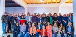 Sparkasse spendet 132.400 Euro an Vereine aus Velbert Große Freude bei allen: Die Vereinsvertreter, Anette Singscheidt (v.M.,Spenden und Sponsoring Sparkasse HRV), Jesus Lopez (Leiter Velberter Filialen) und Vorstandsmitglied Beate Händeler. Foto: Sparkasse HRV