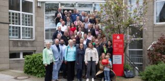 Das Foto zeigt die Vereinsvertreter:innen und  Anette Singscheidt (Spenden und Sponsoring Sparkasse HRV, vorne links), Claudia Pocha (Leiterin Ratinger Filialen) und Oliver Radulovic (Direktor Privatkundengeschäft, beide oben ganz links). Foto: Sparkasse HRV