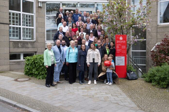 Das Foto zeigt die Vereinsvertreter:innen und  Anette Singscheidt (Spenden und Sponsoring Sparkasse HRV, vorne links), Claudia Pocha (Leiterin Ratinger Filialen) und Oliver Radulovic (Direktor Privatkundengeschäft, beide oben ganz links). Foto: Sparkasse HRV