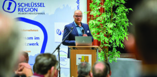 Wirtschaftsfrühstück im Berufskolleg: 90 Unternehmer drückten wieder die Schulbank