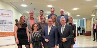 Carsten Bluhm (Stadt Essen) und Sandra Helmrich (Stadt Essen) , Jörn Schulz (Be Strong for Kids e. V.), Hans-Bernd Schleiffer (Orchesterakademie Essener Philharmoniker mittlere Reihe: Stefanie Kutschker, Carolin Schwanke, Su7sanne Breyer (alle Stadt Essen) vordere Reihe: Korinna Krumpholz (Sparda-Stiftung), Oberbürgermeister Thomas Kufen, Dr. Ludger Dohm (Orchesterakademie Essener Philharmoniker). Foto: Stiftung der Sparda-Bank West