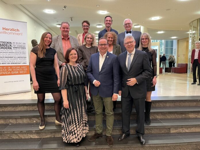 Sparda-Musiknacht Essen 29.04.2026 © Stiftung der Sparda-Bank West Carsten Bluhm (Stadt Essen) und Sandra Helmrich (Stadt Essen) , Jörn Schulz (Be Strong for Kids e. V.), Hans-Bernd Schleiffer (Orchesterakademie Essener Philharmoniker mittlere Reihe: Stefanie Kutschker, Carolin Schwanke, Su7sanne Breyer (alle Stadt Essen) vordere Reihe: Korinna Krumpholz (Sparda-Stiftung), Oberbürgermeister Thomas Kufen, Dr. Ludger Dohm (Orchesterakademie Essener Philharmoniker). Foto: Stiftung der Sparda-Bank West