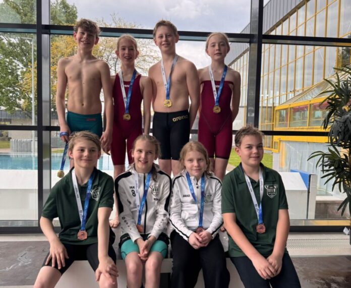 Staffel Bezirksmeisterschaft Foto: oben v.l.n.r., Tim Klocke, Ronja Schliewe, Ben Wedding, Tilda Ditgen (Jg. 2014) Unten Jonathan Mannes, Luisa Krull, Sophie Gregor, Joshua Rieks (Jg. 2015) Foto: Claudia Wedding