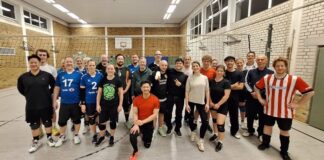 TV gegen TuS: Ratingens Volleyballer messen sich Wer hat die besseren Mixed-Volleyballer? Diese Frage wollten beide Teams auf dem Parkett beantworten. Foto: TuS 08 Lintorf
