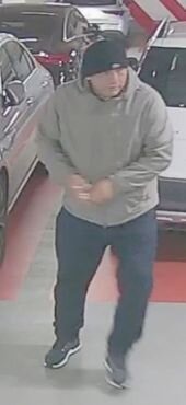 Der Unbekannte wird beschrieben als Er wird als circa 1,80 Meter groß, mit kräftiger Figur. Er trug einen weißen Pullover und eine dunkle Hose. Foto: Polizei