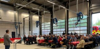 Bürgermeister Bär begrüßt die Kameradinnen und Kameraden der Feuerwehr sowie Vertreter der Ratsfraktionen. Foto: Kreisstadt Mettmann