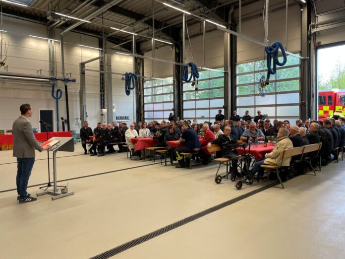 Übergabe Wache Willetttsraße (1) Bürgermeister Bär begrüßt die Kameradinnen und Kameraden der Feuerwehr sowie Vertreter der Ratsfraktionen. Foto: Kreisstadt Mettmann