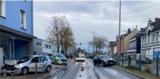 17-Jähriger ohne Fahrerlaubnis baut in Velbert schweren Unfall Die Unfallstelle an der Heiligenhauser Straße. Foto: Polizei Mettmann