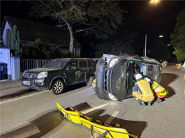 Betrunken am Steuer: Mann bei Crash in Haan schwer verletzt Der Honda kippte bei dem Unfall auf die Seite, sodass sich der Fahrer nicht mehr selbst aus dem Fahrzeug befreien konnte. Foto: Polizei