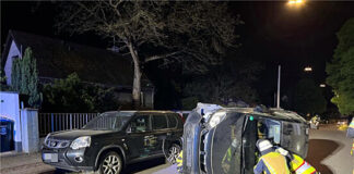 Der Honda kippte bei dem Unfall auf die Seite, sodass sich der Fahrer nicht mehr selbst aus dem Fahrzeug befreien konnte. Foto: Polizei