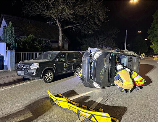 Betrunken am Steuer: Mann bei Crash in Haan schwer verletzt Der Honda kippte bei dem Unfall auf die Seite, sodass sich der Fahrer nicht mehr selbst aus dem Fahrzeug befreien konnte. Foto: Polizei