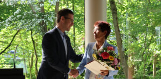 Anlässlich der Verabschiedung von Annegret Pollmann, Erkraths langjähriger Gleichstellungsbeauftragten, kamen neben dem Bürgermeister auch Vertreterinnen und Vertreter der Politik und der Verwaltung sowie viele Weggefährtinnen und Weggefährten aus Verbänden, Initiativen und Vereinen in der Stadthalle zusammen. Foto: Stadt Erkrath