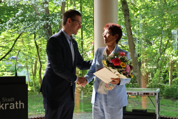 Verabschiedung Pollmann Anlässlich der Verabschiedung von Annegret Pollmann, Erkraths langjähriger Gleichstellungsbeauftragten, kamen neben dem Bürgermeister auch Vertreterinnen und Vertreter der Politik und der Verwaltung sowie viele Weggefährtinnen und Weggefährten aus Verbänden, Initiativen und Vereinen in der Stadthalle zusammen. Foto: Stadt Erkrath