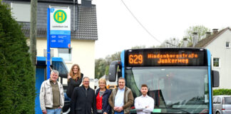 Wuppertal: Diese zwei WSW-Buslinien rollen wieder Buslinien 629 und 639: Andreas Schäfer (Bezirksbürgermeister Vohwinkel), Julia Schnäbelin (Bezirksbürgermeisterin Elberfeld-West), Ralph Birkenstock (Leitung Nahverkehrsmanagement), Sabine Schnake (Geschäftsführerin WSW mobil), Ludwig Froning (Leitung Produktmanagement) und Busfahrer Patrick Witte (v. l.) Foto: WSW/Bettina Osswald