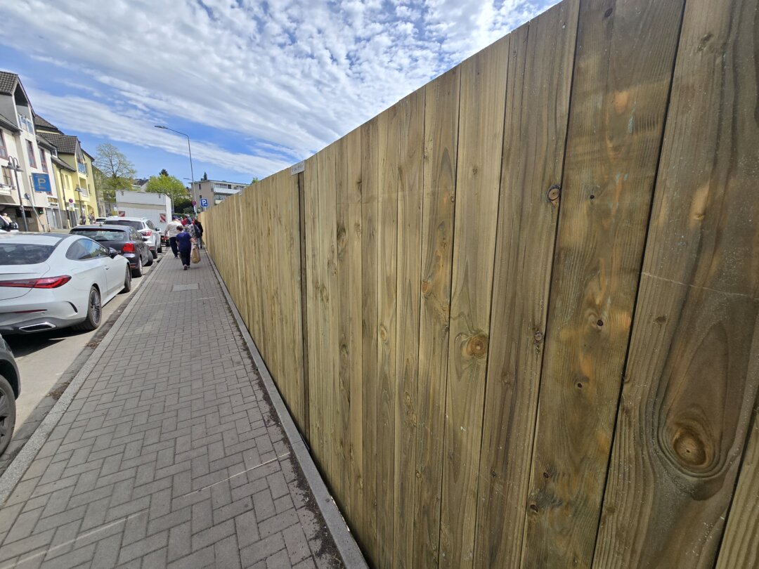 Ein Gefühl der Enge entsteht, aber der Zaun kann ja noch farbig gestaltet werden, Bild: Alexander Heinz