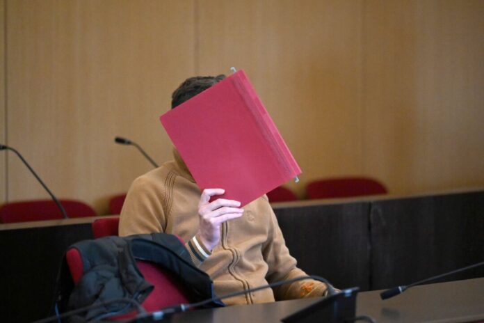 Mutter und Baby getötet – Prozess gegen Vater beginnt Ehefrau und Baby getötet - Sicherungsverfahren gestartet.