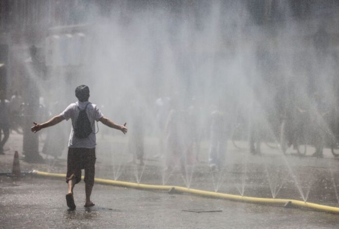 Hitze in Deutschland - Wassernebel in Köln Große Städte in NRW wie hier Köln haben bereits Maßnahmen gegen Hitze ergriffen. (Archivbild)