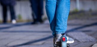 Der Fahrer des E-Rollers trug beim Unfall keinen Helm. (Symbolbild)