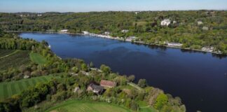 An den großen Ruhrstauseen - hier der Baldeneysee in Essen - ist der Freizeitwert besonders groß.