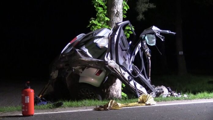Junge Autofahrerin stirbt bei Unfall Durch einen Unfall hat sich das Auto mit einem Baum verkeilt.