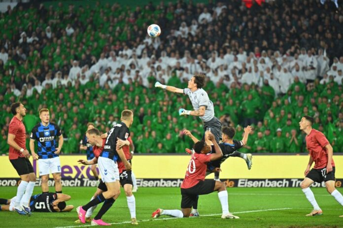 Hannover 96 - SC Paderborn 07 Zwischen Hannover 96 und dem SC Paderborn gab es viel Kampf, aber wenig Klasse.