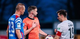 Schnapsflasche und Feuer: Hansa-Coach verurteilt Randale Das Spiel zwischen dem SC Verl und Hansa Rostock stand kurz vor dem Abbruch.