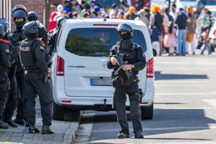 Polizeieinsatz in Moers Mehrere Menschen sollen leicht verletzt worden sein.