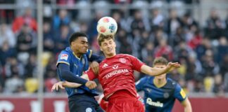Kiel gewinnt Kellerduell und überholt kriselnde Düsseldorfer Kiels Ikem Ugoh (l) und Düsseldorfs Luca Raimund kämpfen um den Ball.