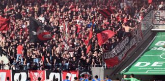 Die Bayer-Spieler feiert mit den Fans den Sieg im Derby gegen Köln. 