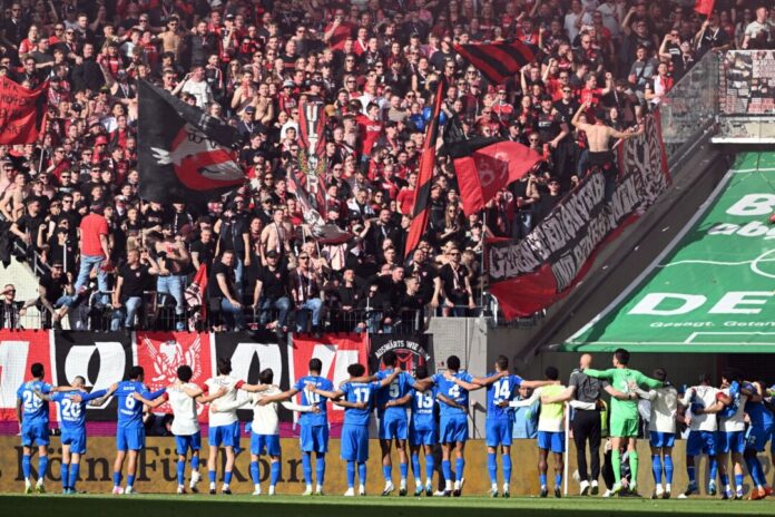 1. FC Köln - Bayer Leverkusen Die Bayer-Spieler feiert mit den Fans den Sieg im Derby gegen Köln.