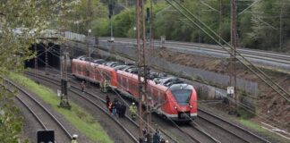 S-Bahn bei Haan auf freier Strecke evakuiert Die Fahrgäste wurden nahe dem Bahnhof Gruiten aus dem Fahrzeug zur Ostspange begleitet. Foto: Feuerwehr Haan