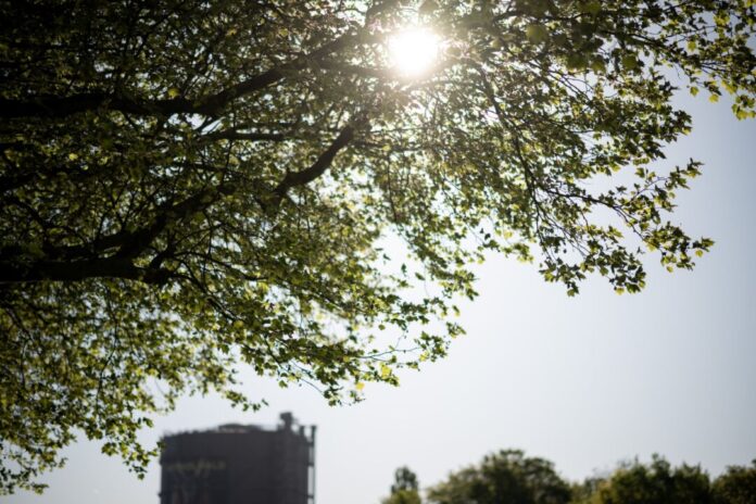 Wetter in Nordrhein-Westfalen Keine Wolke trübt den Sonnenschein am Gasometer: Wie hier in Oberhausen war der April in NRW sonnig, aber auch viel zu trocken.