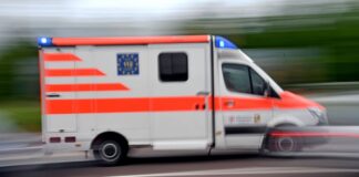 Auto prallt ungebremst gegen Baum – Zwei Schwerverletzte Sanitäter bringen die beiden Schwerverletzten in eine Klinik. (Symbolbild)