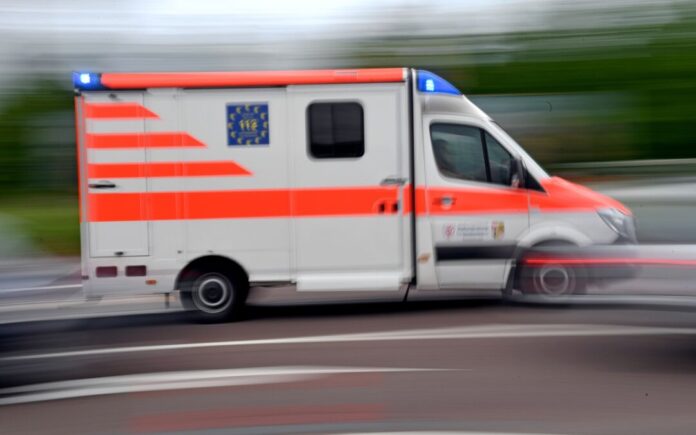 Krankenwagen Sanitäter bringen die beiden Schwerverletzten in eine Klinik. (Symbolbild)