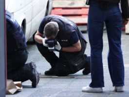 Lebensgefährliche Attacke: Verdächtiger stellt sich Die Spurensicherung nach der lebensgefährlichen Attacke in Düsseldorf.