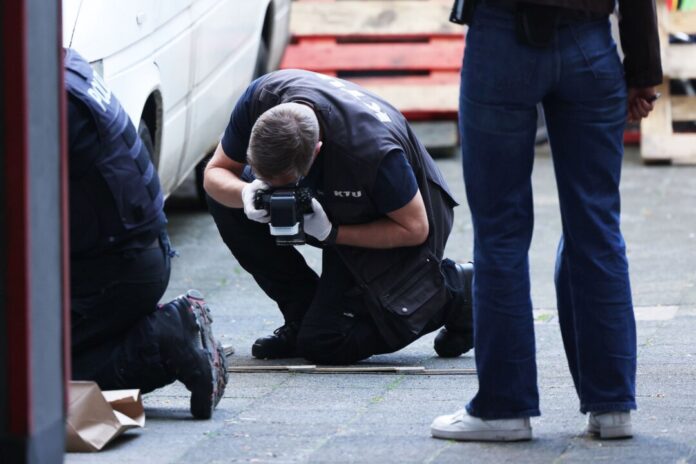 Mann in Düsseldorf niedergestochen Die Spurensicherung nach der lebensgefährlichen Attacke in Düsseldorf.