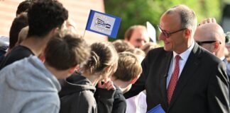 Mit Europafahnen wurde Bundeskanzler Friedrich Merz (CDU) von den Schülerinnen und Schülern des Carolus-Magnus-Gymnasiums begrüßt.