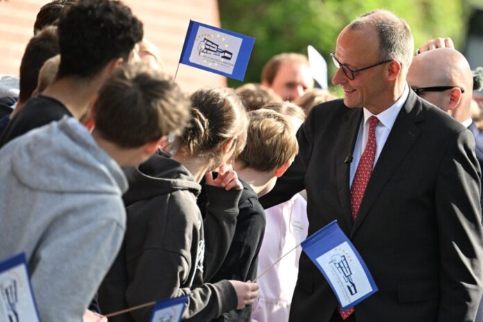 Bundeskanzler Merz besucht Europa-Schule Mit Europafahnen wurde Bundeskanzler Friedrich Merz (CDU) von den Schülerinnen und Schülern des Carolus-Magnus-Gymnasiums begrüßt.