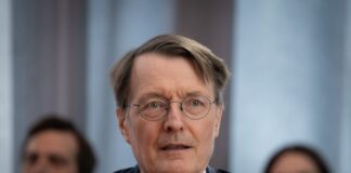 Der frühere Bundesgesundheitsminister Karl Lauterbach (63, SPD) hat keine Zeit fürs Fitnessstudio und hält sich daher mit Liegestützen und Kniebeugen fit. (Archivbild)