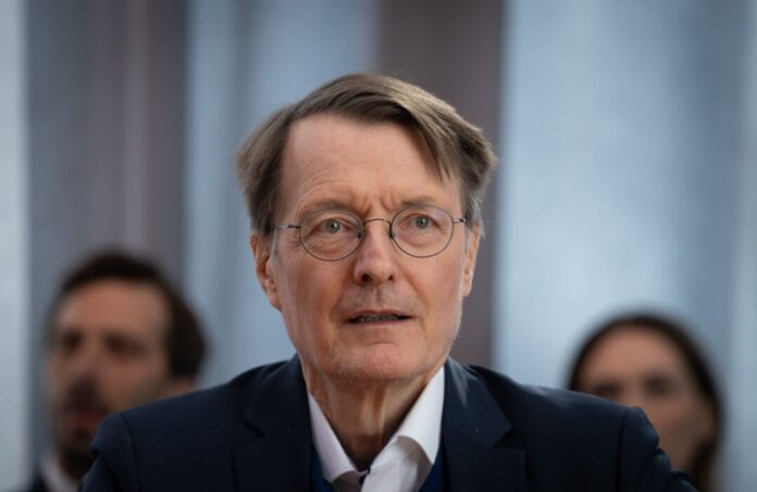 Karl Lauterbach Der frühere Bundesgesundheitsminister Karl Lauterbach (63, SPD) hat keine Zeit fürs Fitnessstudio und hält sich daher mit Liegestützen und Kniebeugen fit. (Archivbild)