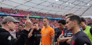 Trotz Bayer-Pleite: «Zieht den Bayern die Lederhosen aus» Leverkusener Fans stellten die Mannschaft zu rede.