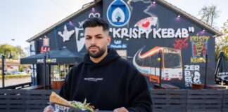Streit um «Krispy Kebab»: Dönerkette legt sich mit KFC an Dönerketten-Chef Sergen Kolcu vor einer seiner Filialen in Bielefeld.