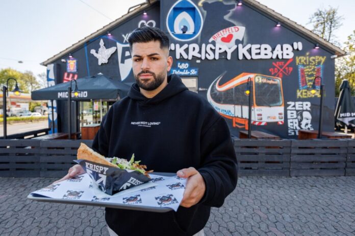 Streit um «Krispy Kebab» Dönerketten-Chef Sergen Kolcu vor einer seiner Filialen in Bielefeld.