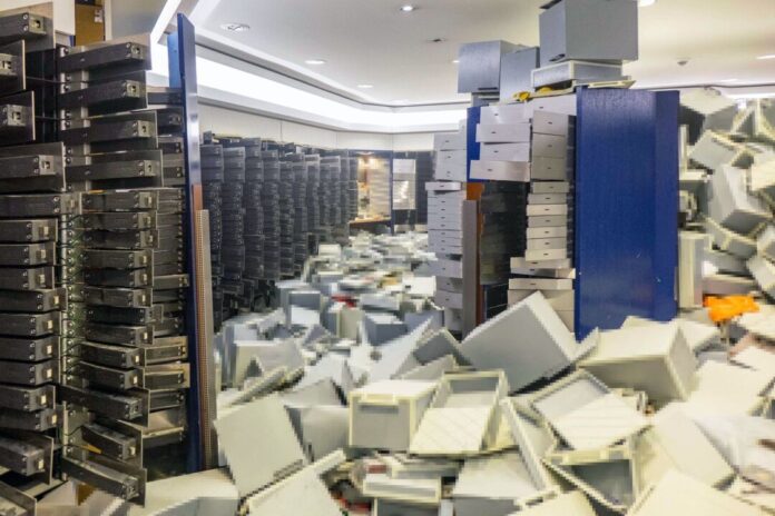 Überstunden bei Polizei wegen Sparkassen-Einbruch Der verwüstete Tresorraum nach dem Einbruch (Archivbild)