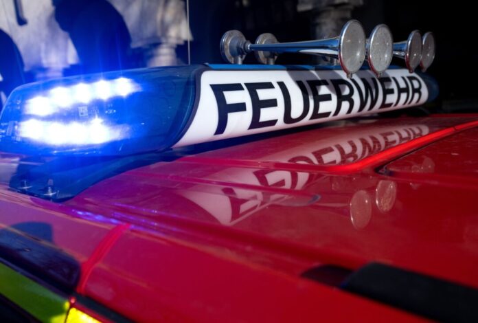 Berufsfeuerwehr Symbolbild Die Feuerwehr ist mit einem Großaufgebot im Einsatz. (Symbolbild)