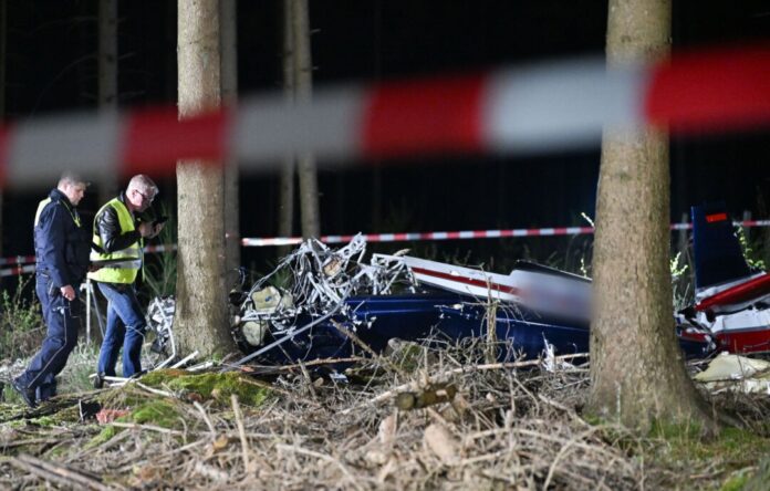 Kleinflugzeug stürzt bei Hürtgenwald ab Untersuchungen zum Unfallhergang waren in der Nacht aufgrund der Dunkelheit abgebrochen worden. (Archivbild)