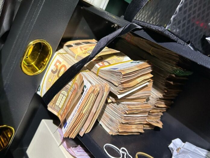 Zoll geht gegen Schwarzarbeit vor - Sechs Männer verhaftet Bei einem Einsatz gegen Schwarzarbeit haben Ermittler auch größere Mengen Bargeld beschlagnahmt.
