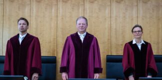 Carsten Günther (M.) führte im März als Vorsitzender Richter durch die mündliche Verhandlung. (Archivbild)